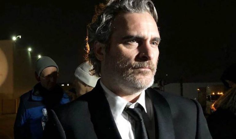 SAG 남우주연상 받은 호아킨 피닉스가 바로 달려간곳은?