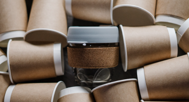 종이컵 vs 플라스틱 컵