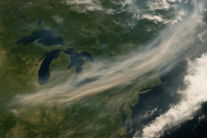 2026-07-16-earthobservatory-ontario-wildfire-smoke-moves-east 온타리오 산불 연기가 동쪽으로 이동하는 모습을 위성 관측처럼 표현한 이미지